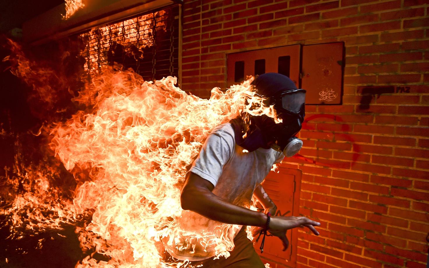 Снимок фотографа из Венесуэлы Роналдо Шемидта признан лучшим по версии World Press Photo