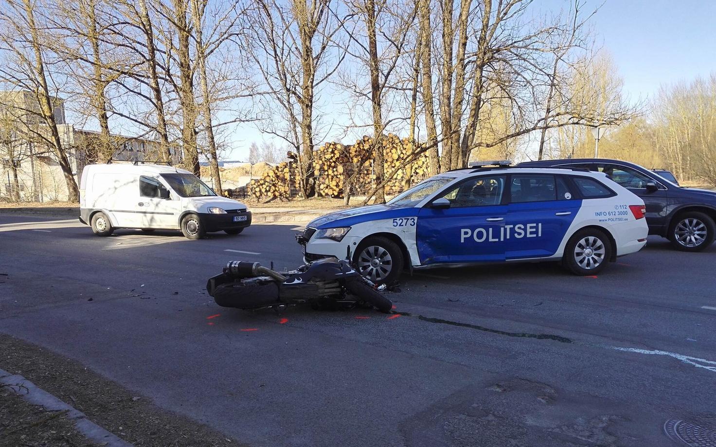 Politsei rammis Pärnus 200 km/h kihutanud mootorratturit