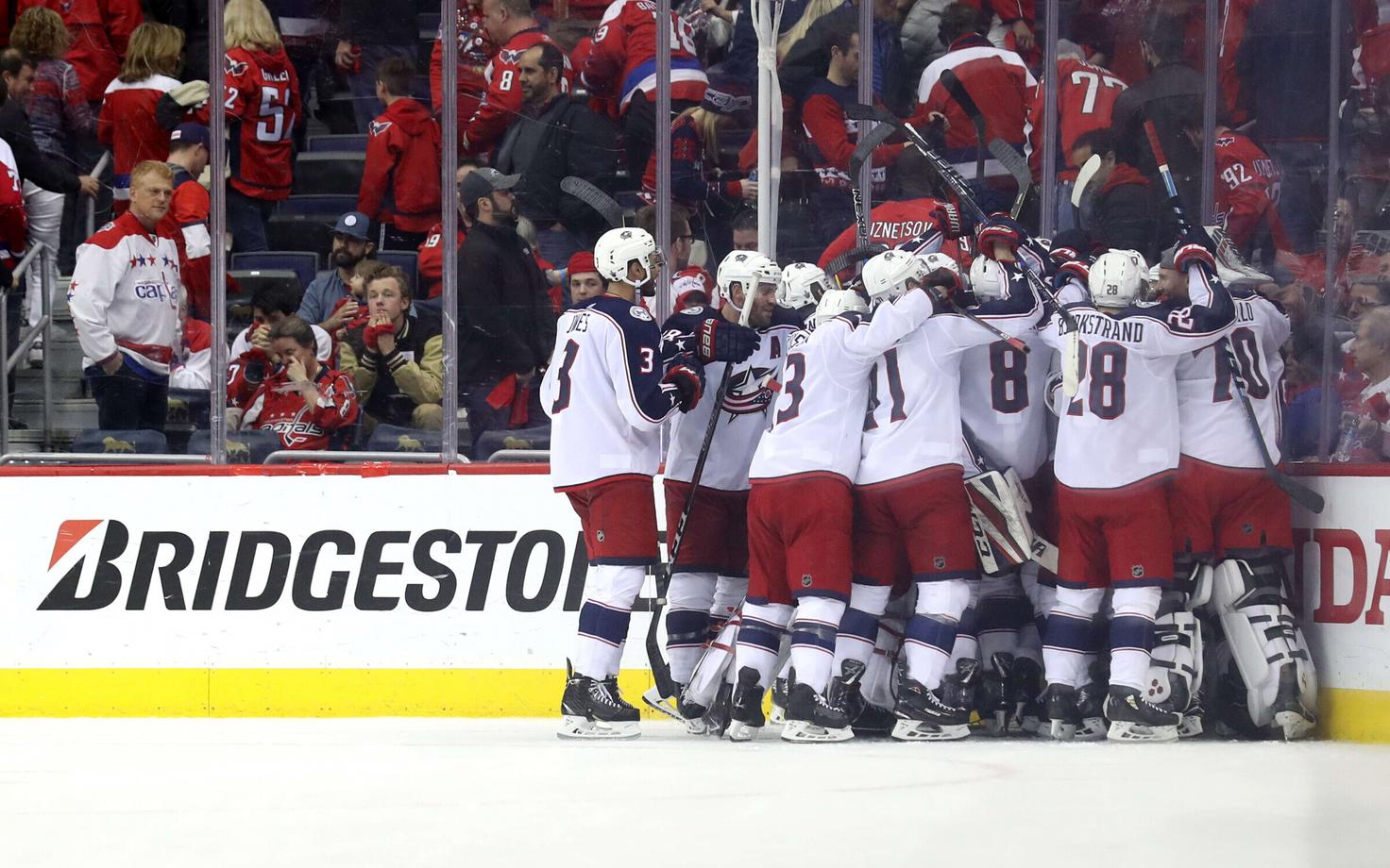 Columbus Blue Jacketsi mängijad võiduväravat tähistamas.