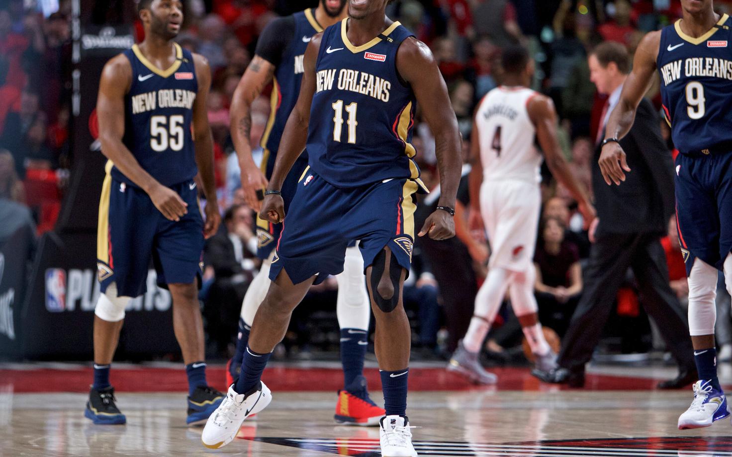 Jrue Holiday (keskel).