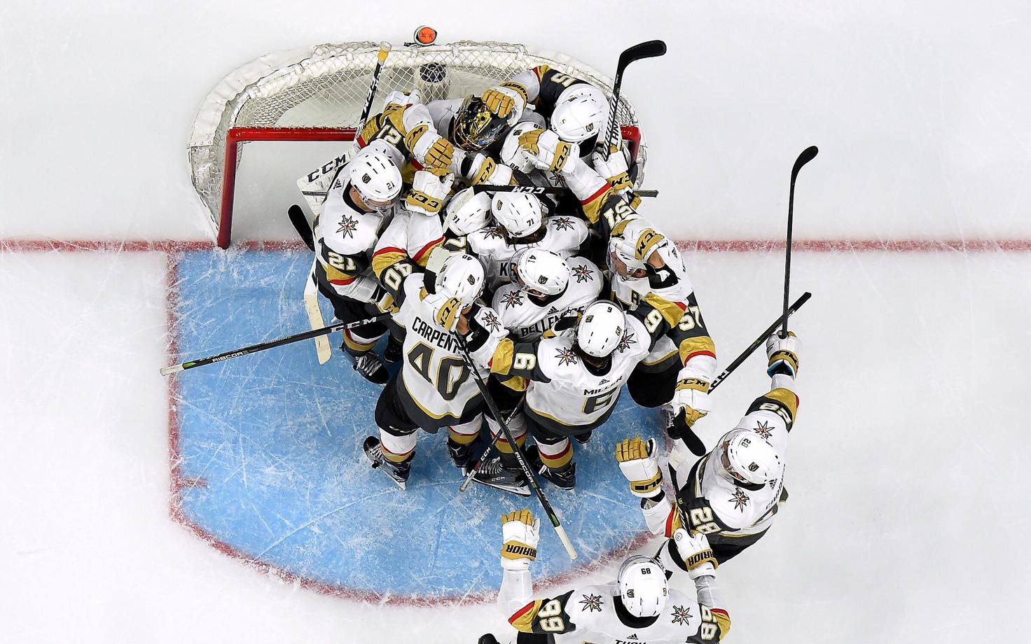 Las Vegas Golden Knightsi mängijad edasipääsu tähistamas.
