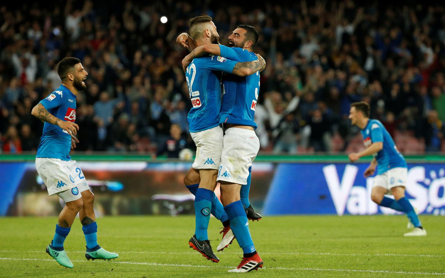 Napoli mängijad väravat tähistamas.