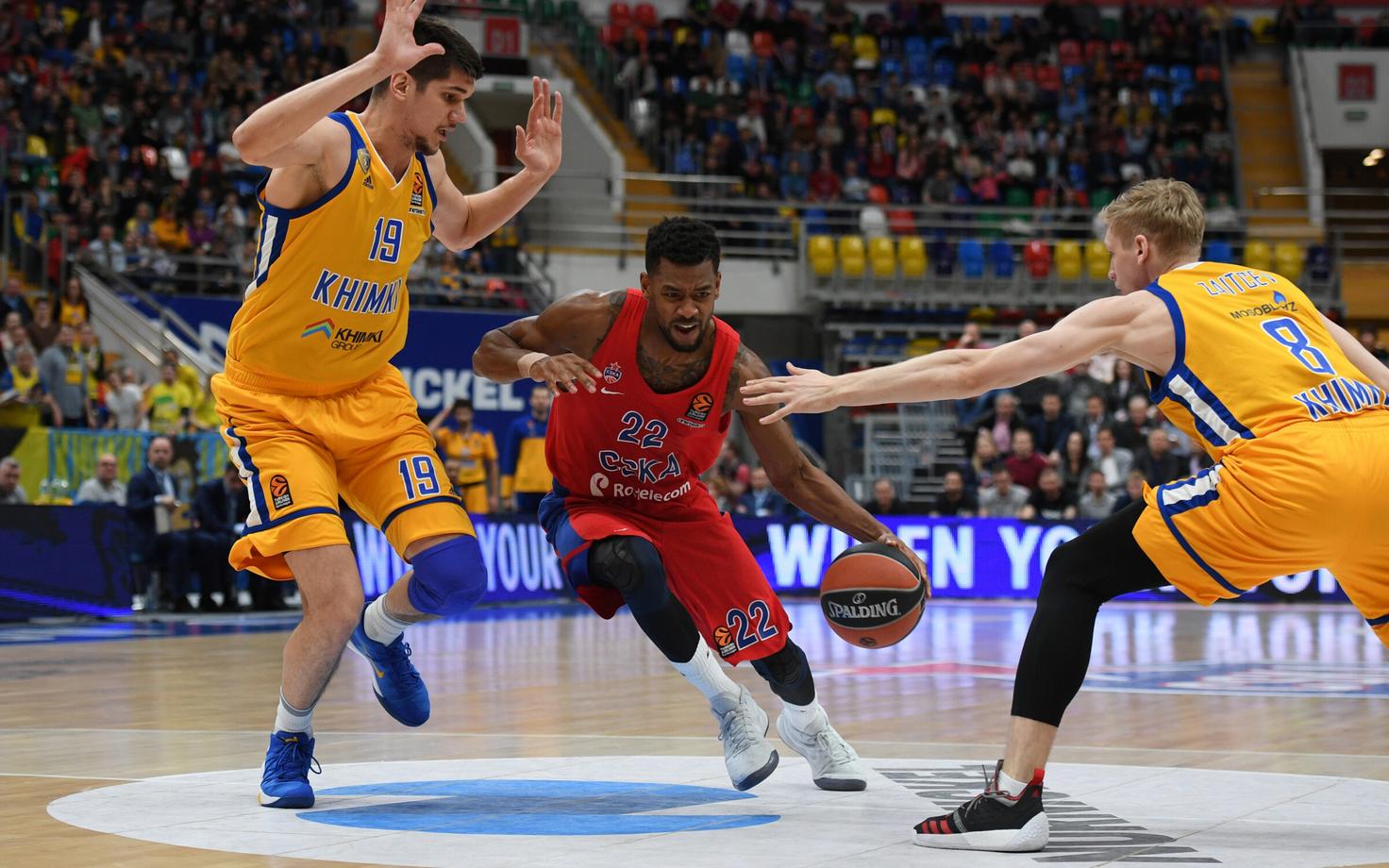 Cory Higgins (keskel) Himki mängijate piiramisrõngas.