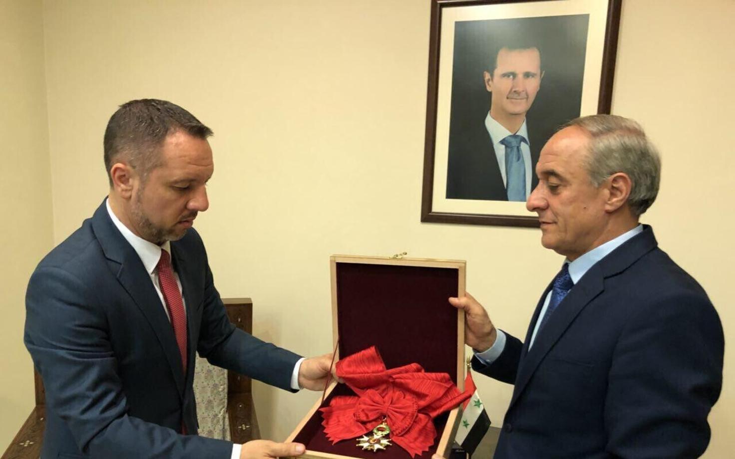 Süüria välisametkonna esindaja tagastas president Bashar al-Assadile antud autasu Rumeenia saatkonna esindaja kaudu Prantsusmaale.