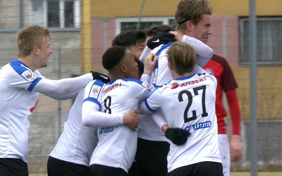 Tallinna Kalevi mängijad väravat tähistamas.