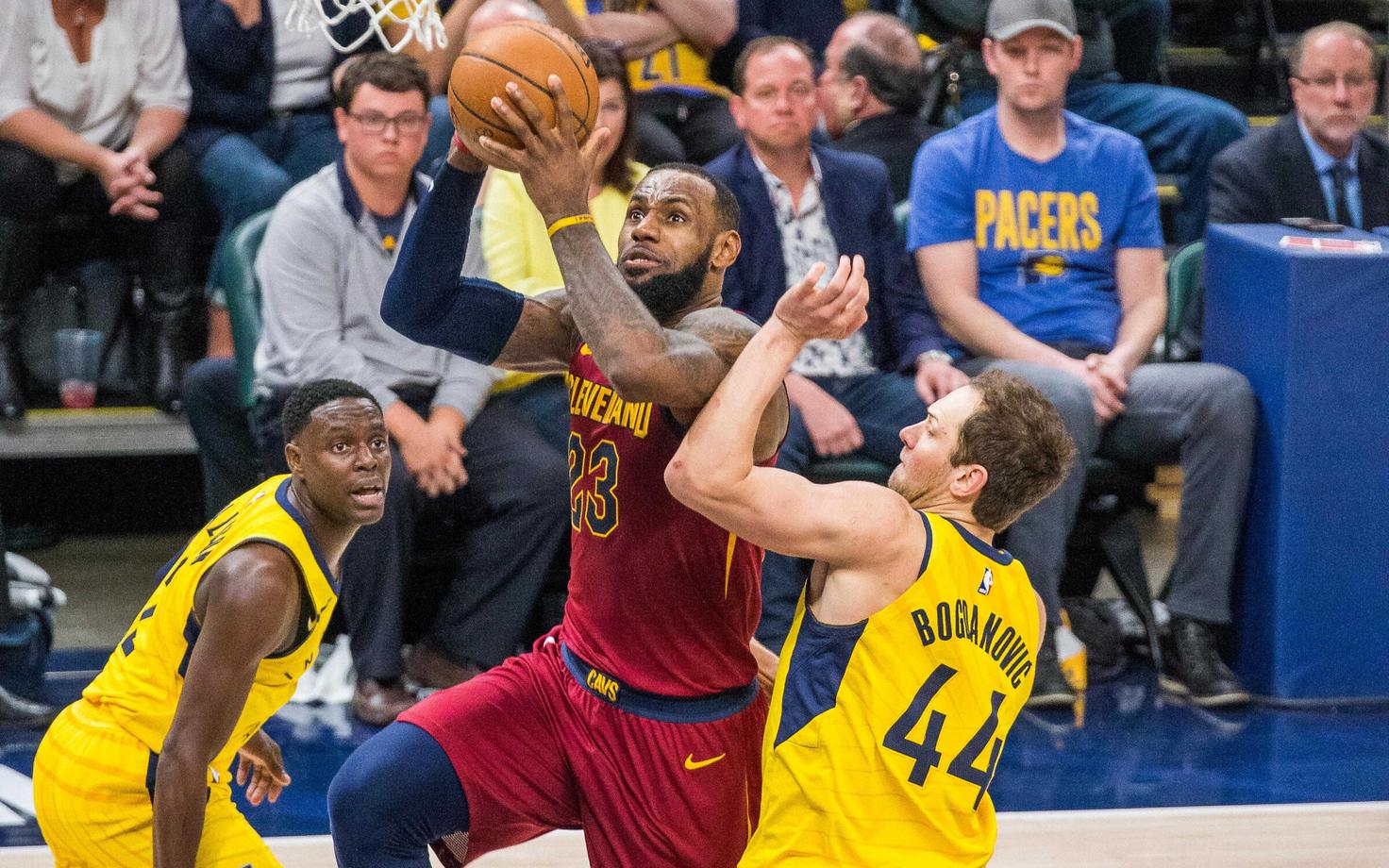 LeBron James aitas Cleveland Cavaliersil seeria viigistada.