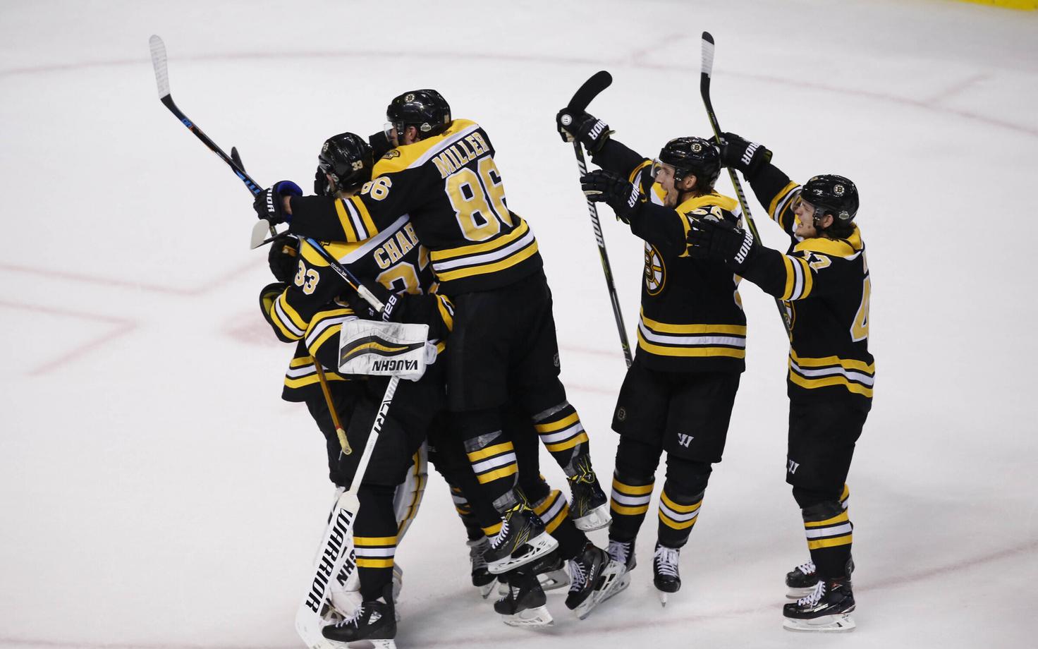 Bostoni mängijad väravat tähistamas.