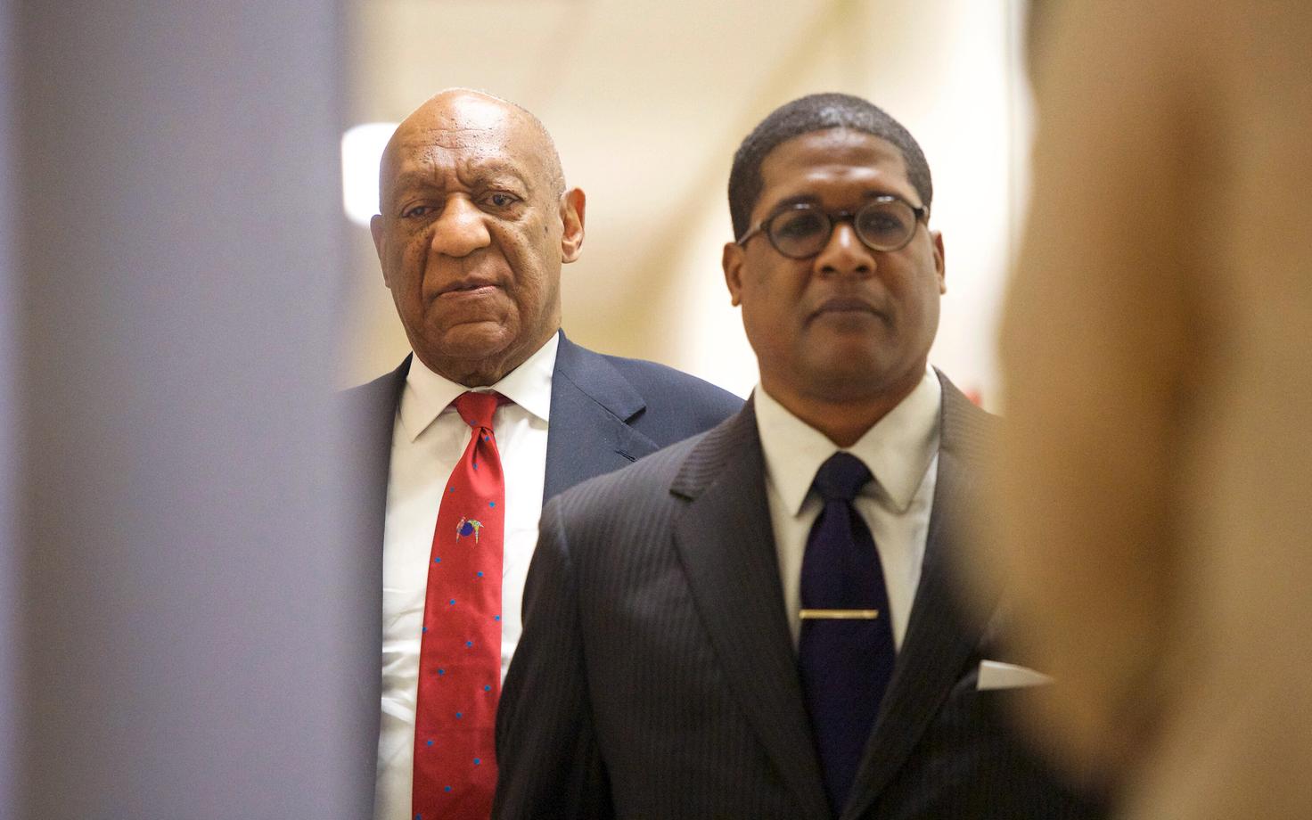 Bill Cosby lahkub kohtusaalist pärast süüdimõistva otsuse väljakuulutamist.