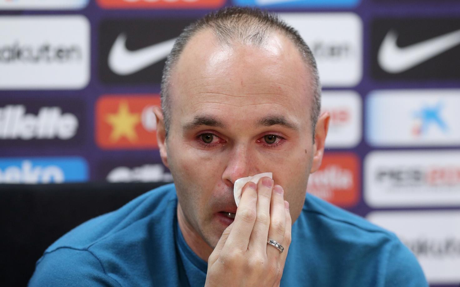 Andres Iniesta pressikonverentsil pisaraid pühkimas.