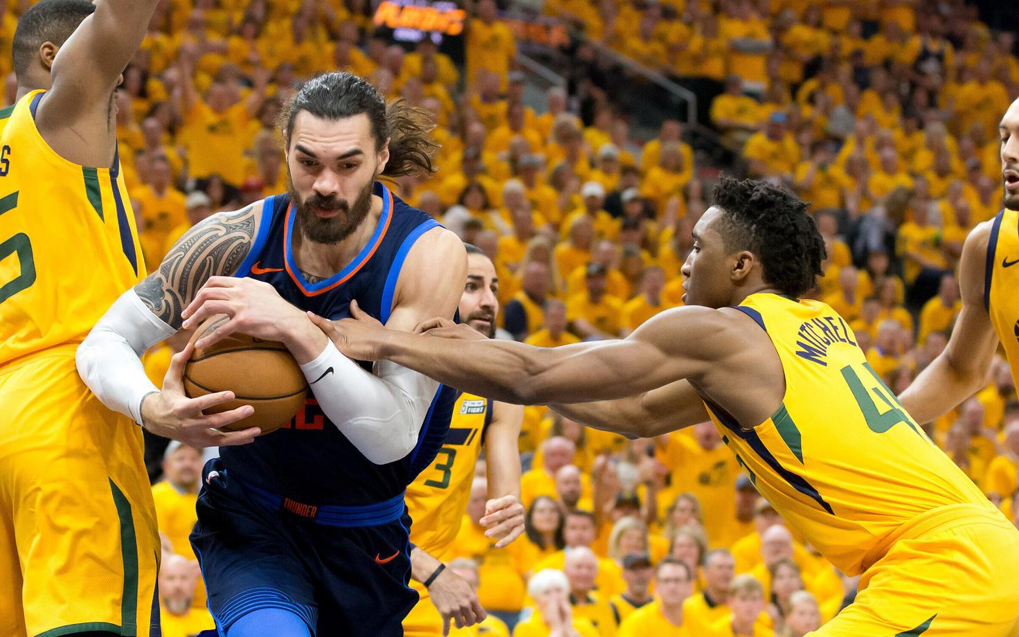 Donovan Mitchell paremal