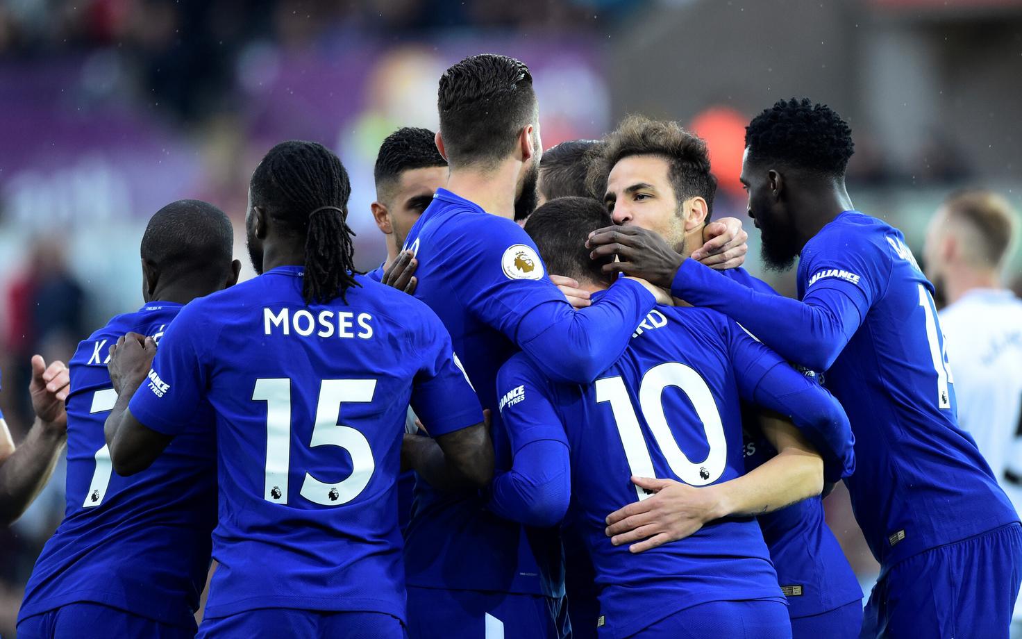 Chelsea mängijad väravat tähistamas.