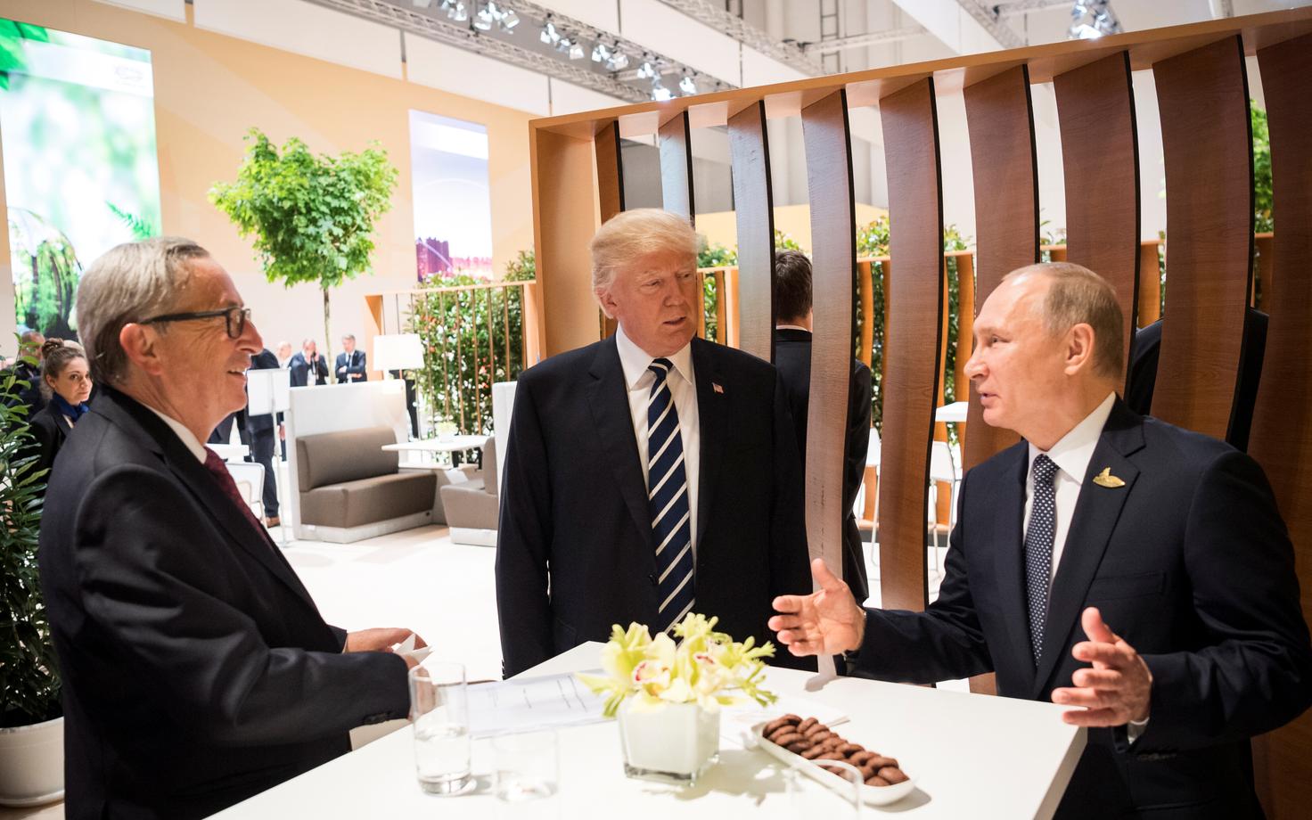 Глава Еврокомиссии Жан-Клод Юнкер, президент США Дональд Трамп и президент РФ Владимир Путин на саммите G20 в июле 2017 года.