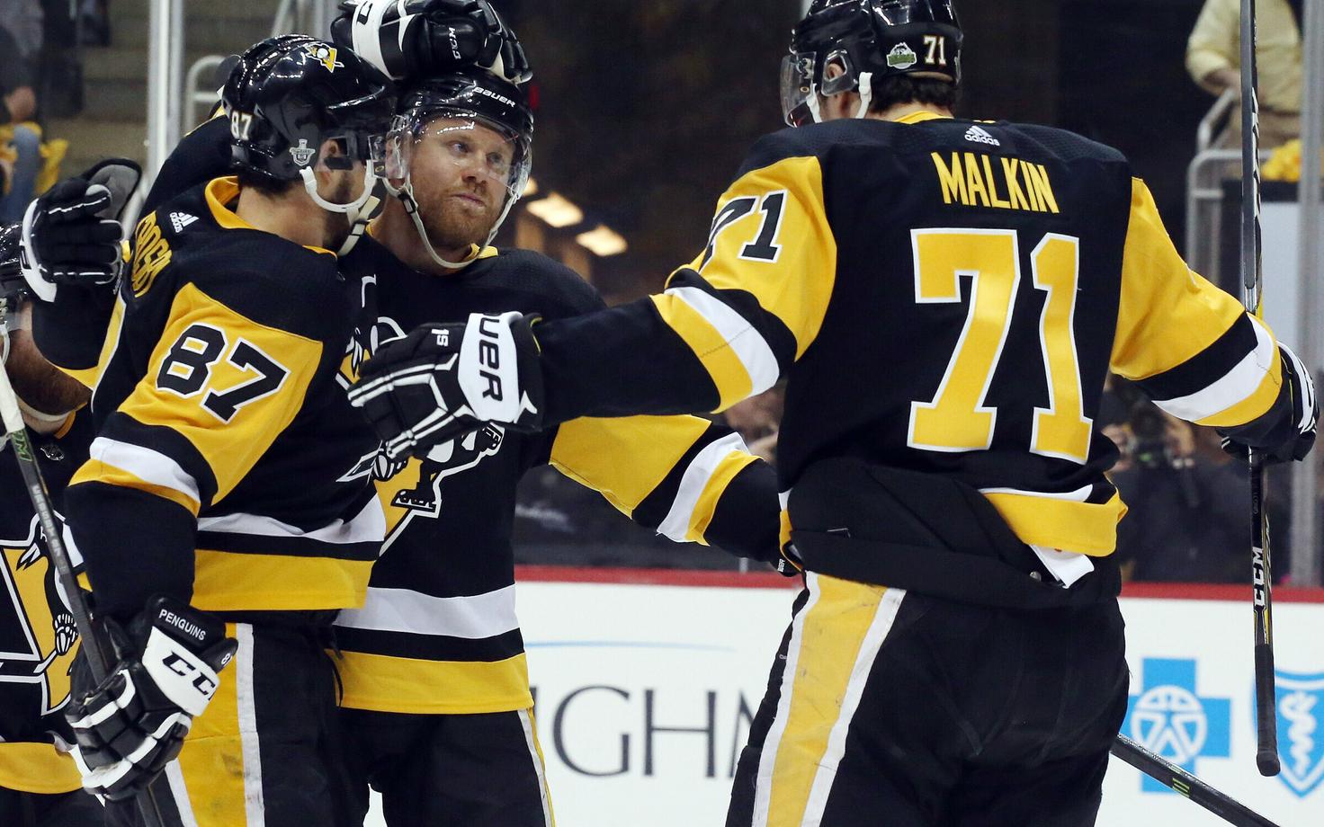 Jevgeni Malkin meeskonnakaaslastega väravat tähistamas.