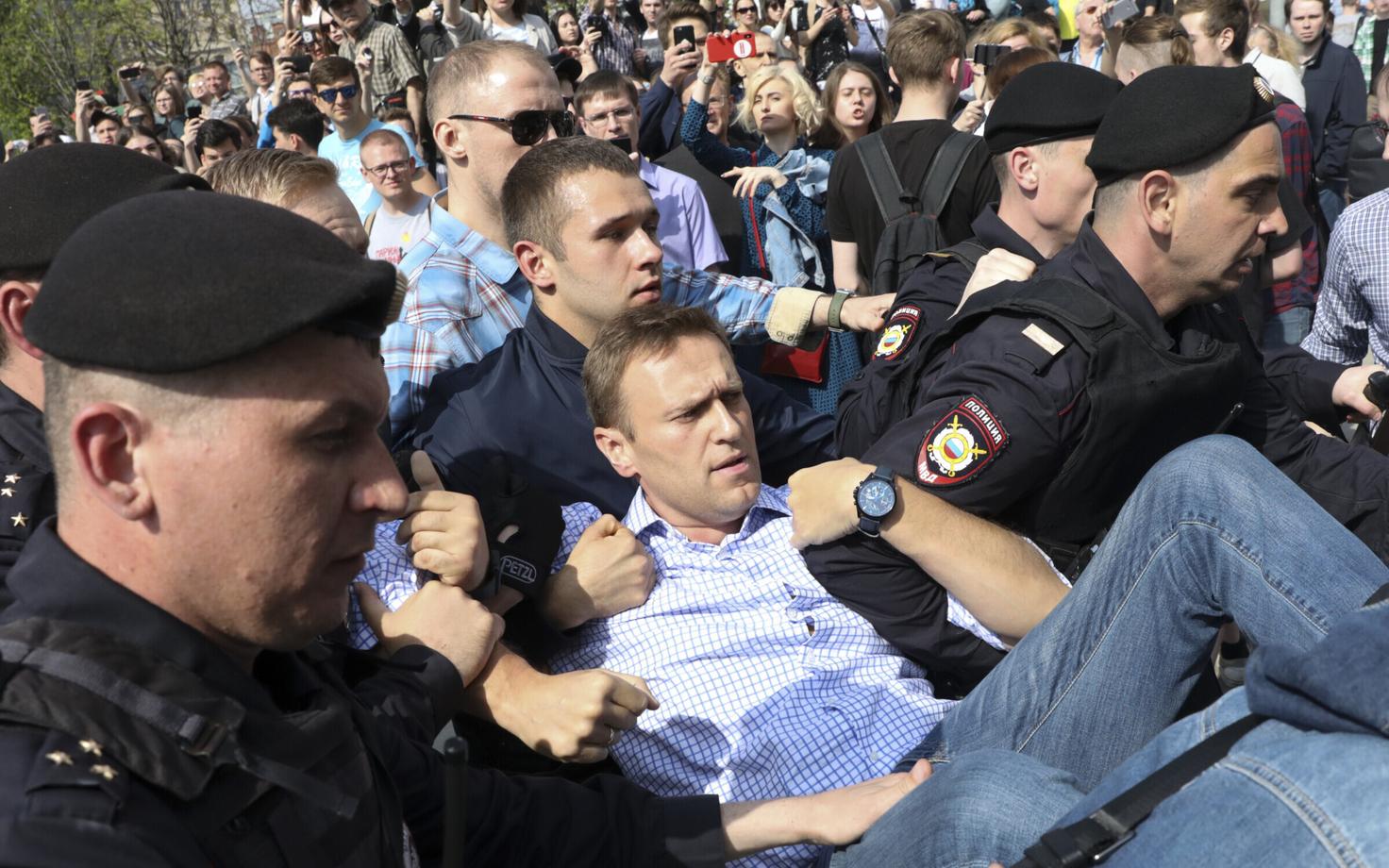 На Пушкинской площади в Москве полиция задержала Алексея Навального, пришедшего на митинг