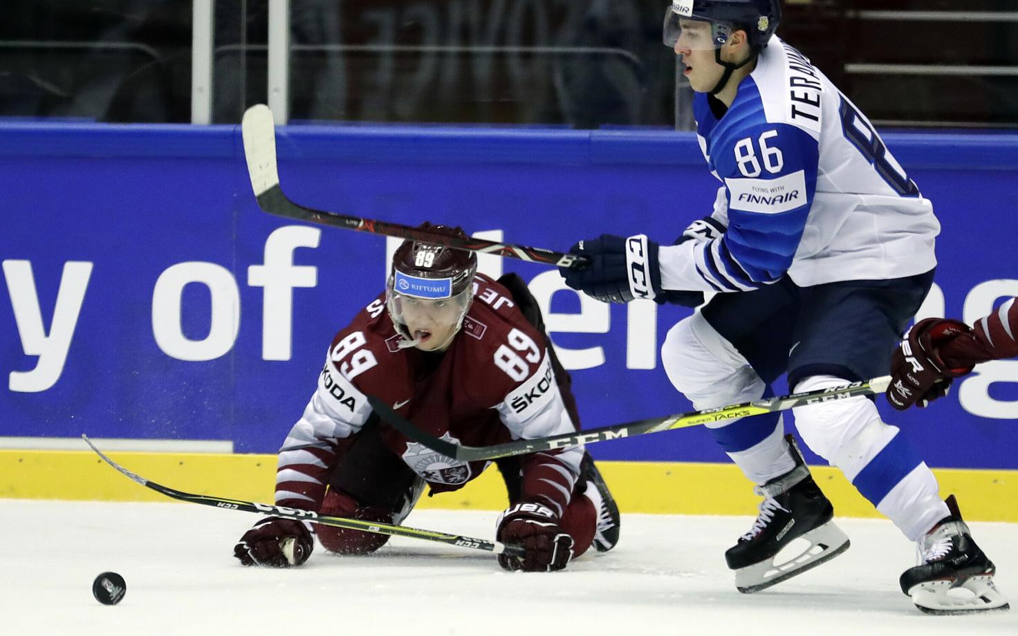 Läti jäi suurelt Soomele alla, pildil Nikita Jevpalovs ja Teuvo Teravainen.