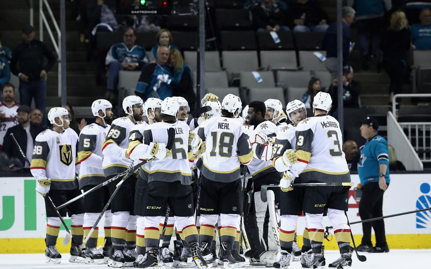 Vegas Golden Knightsi mängijad võitu tähistamas.