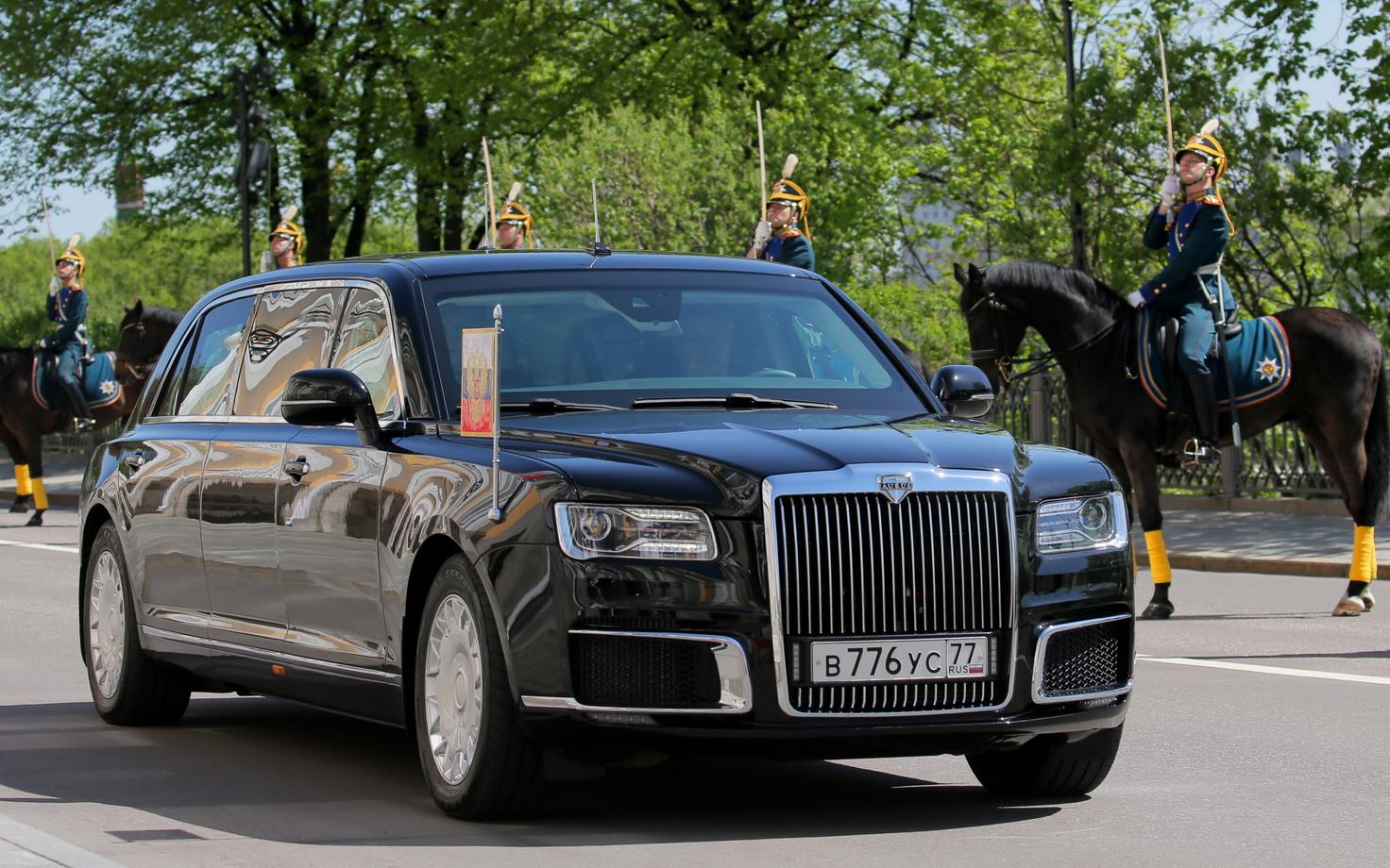 Vlardimir Putin saabus ametisse vannutamise tseremooniale uues kodumaises limusiinis.