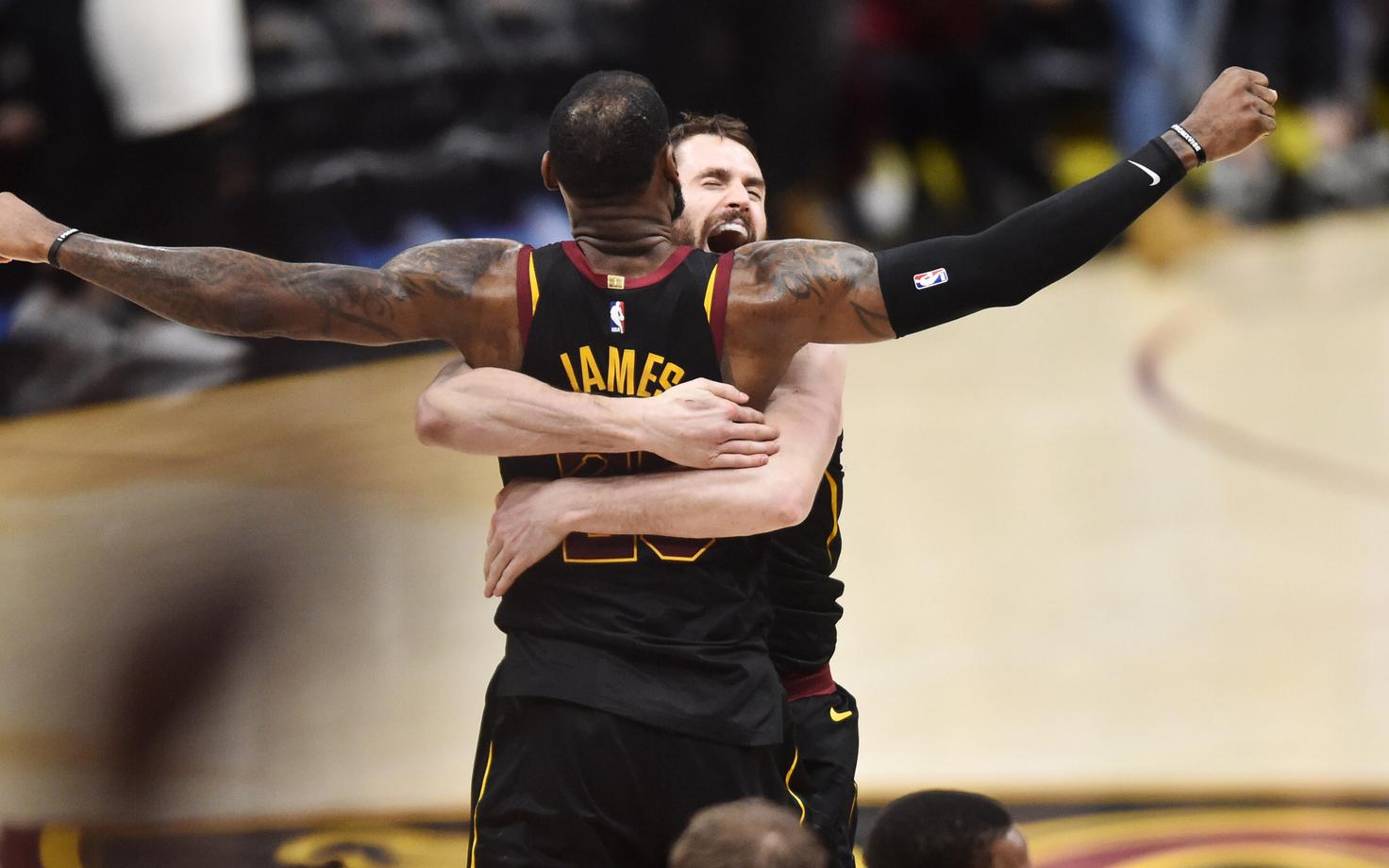 LeBron James ja Kevin Love võitu tähistamas.
