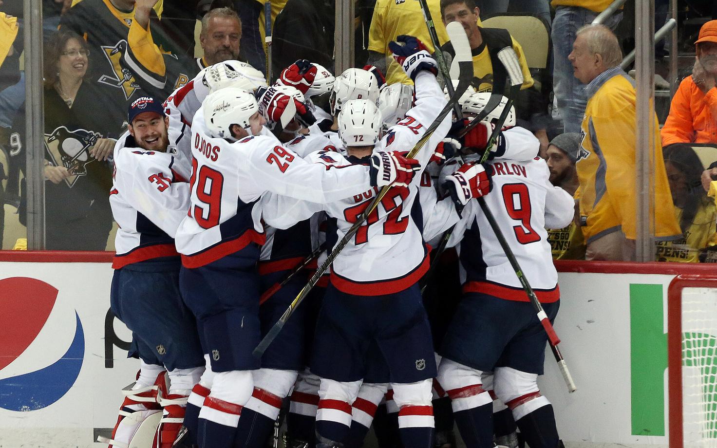 Washington Capitals edasipääsu tähistamas.
