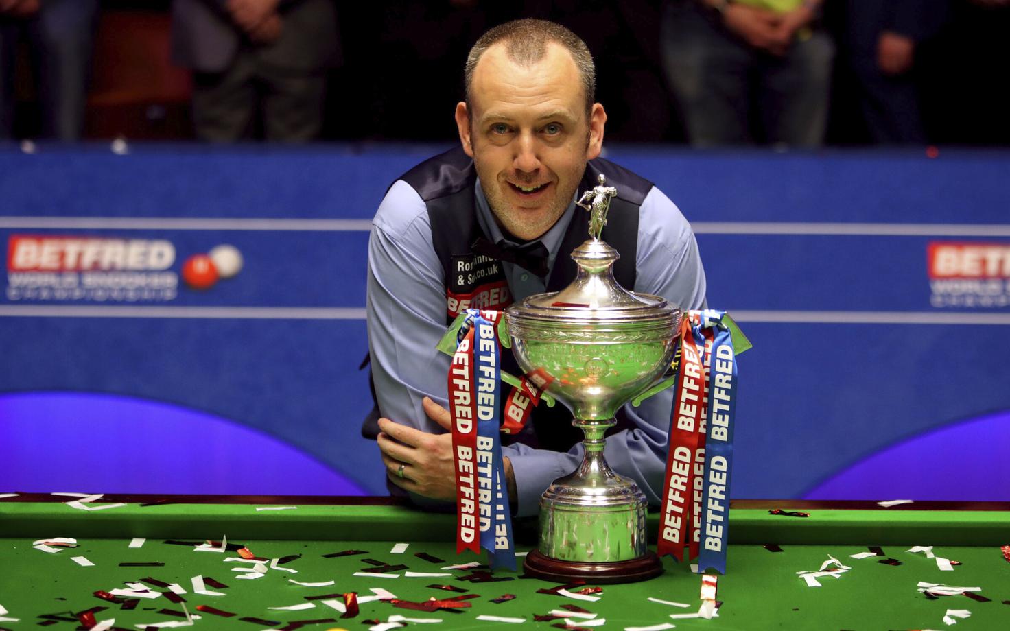 Mark Williams võidukarikaga.