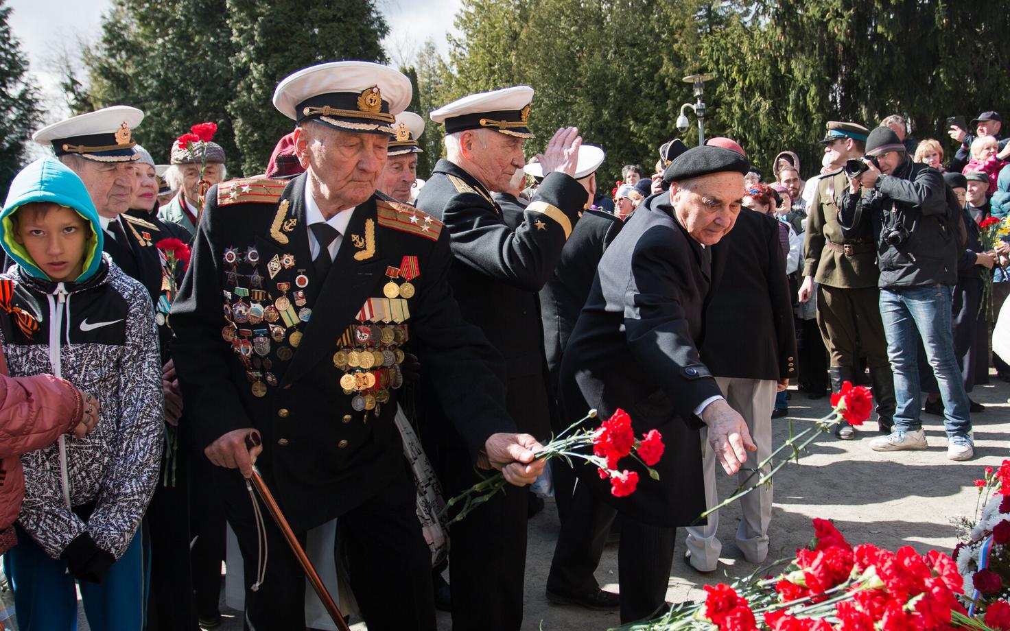 Ветераны на Военном кладбище.