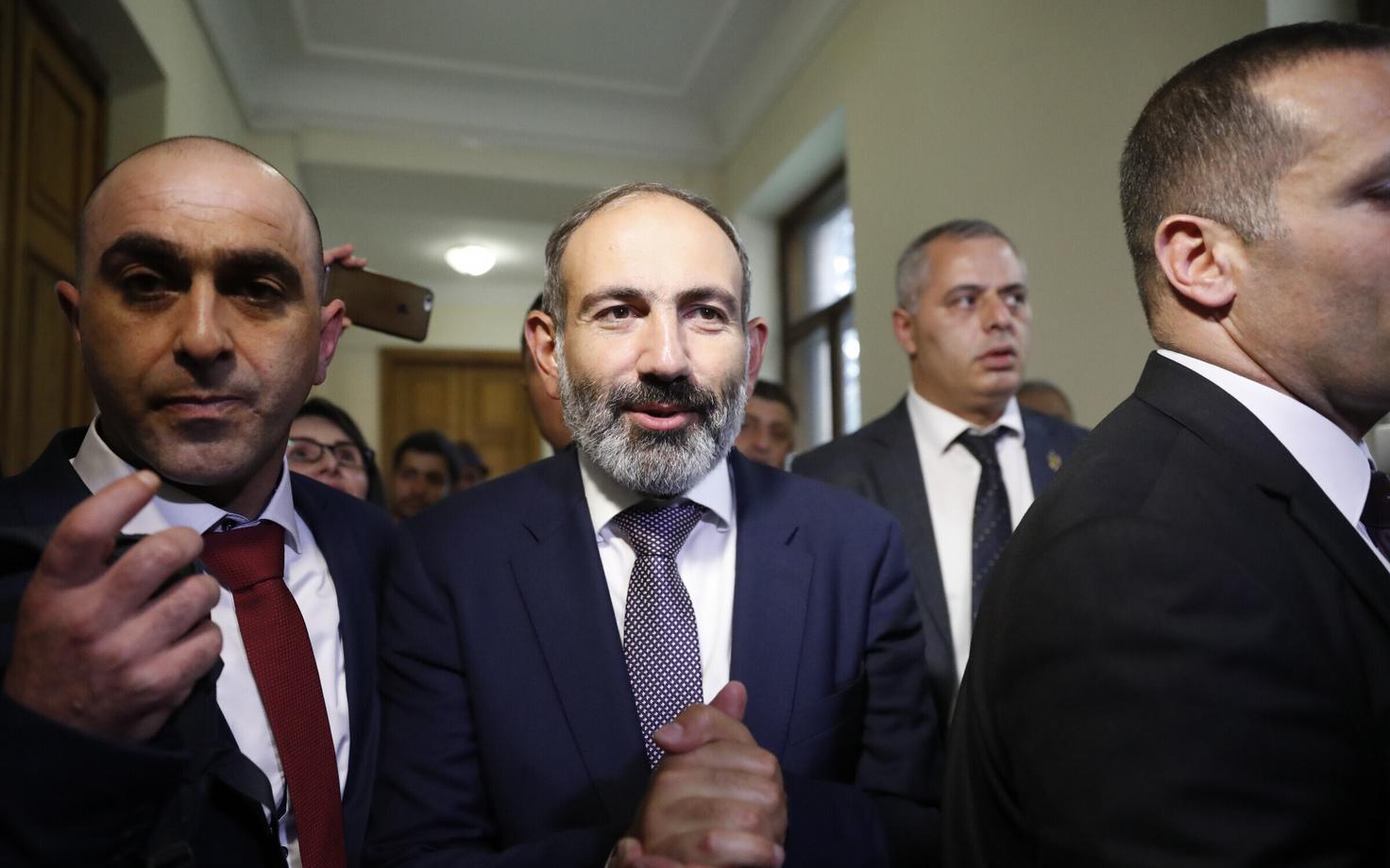 Armeenia uus peaminister Nikol Pašinjan (keskel).