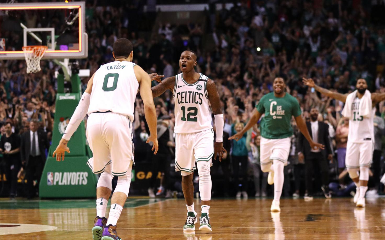 Jayson Tatum ja Terry Rozier tähistamas.