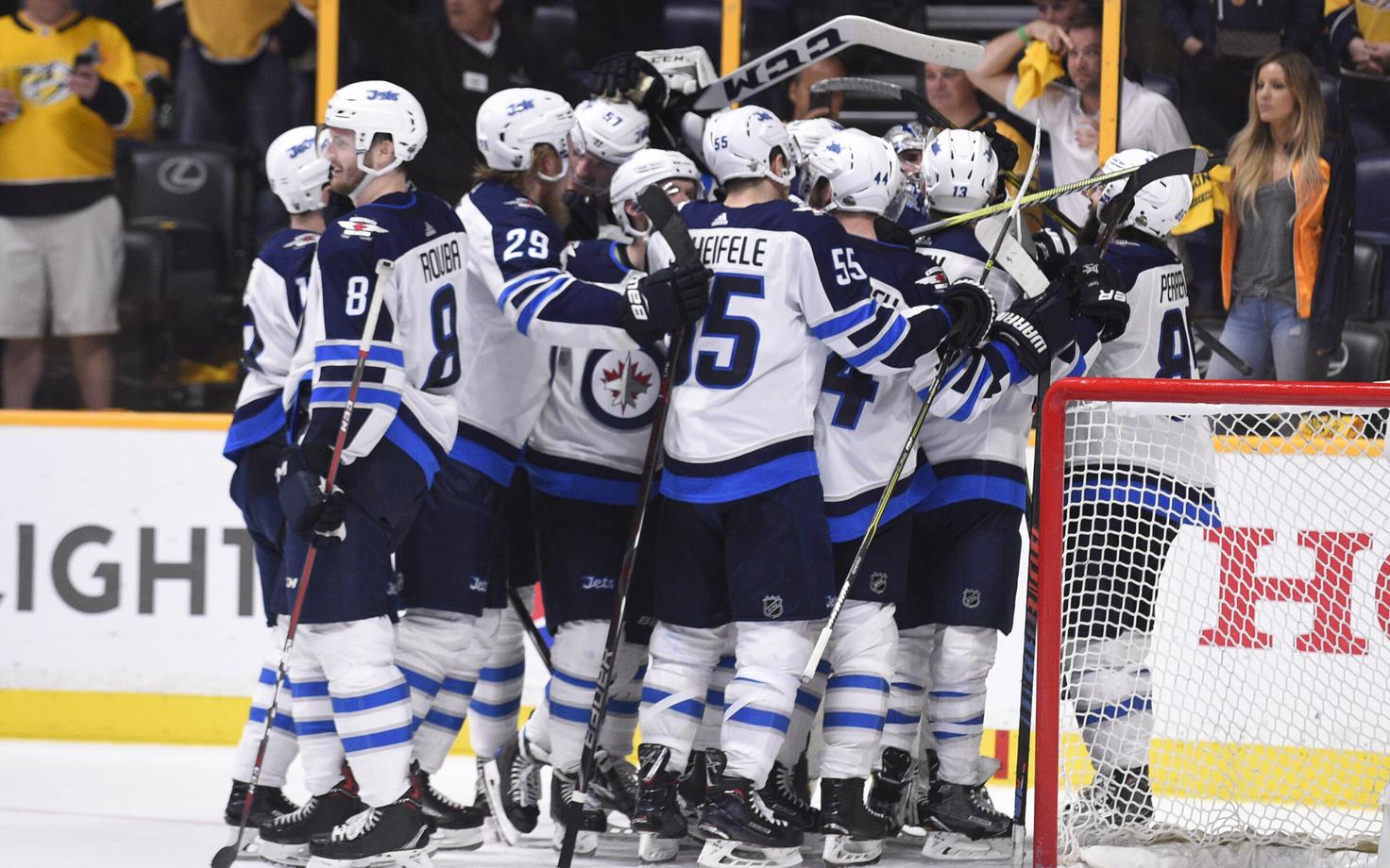 Winnipeg Jetsi mängijad rõõmustamas.