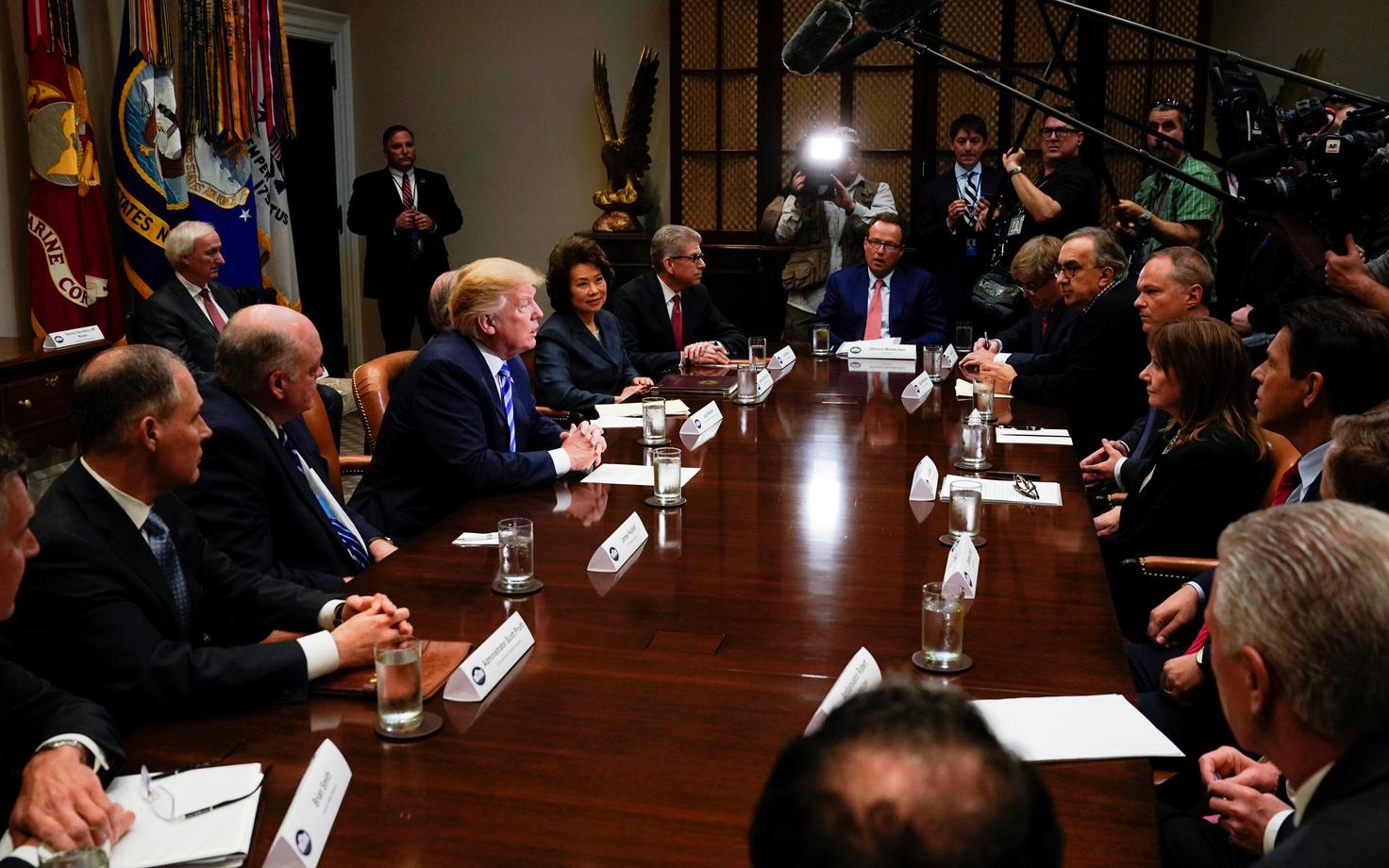 President Trump Valges Majas suurimate autotootjate juhtidega.