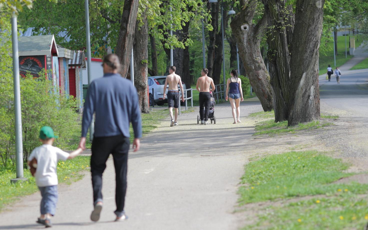 Jalutajad esmaspäeval Kadrioru pargis.