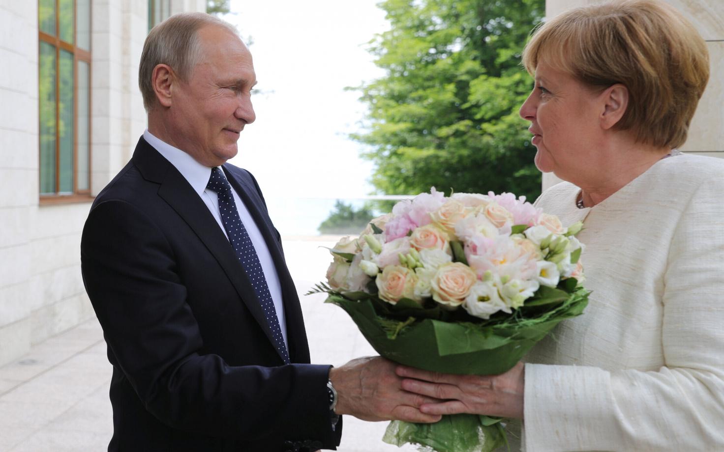 Путин и Меркель на встрече в Сочи 18 мая.
