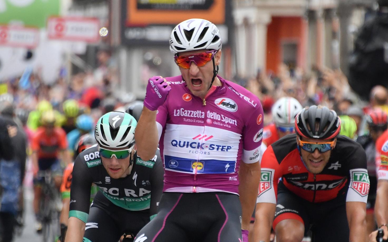 Elia Viviani tumeroosas parima sprinteri särgis
