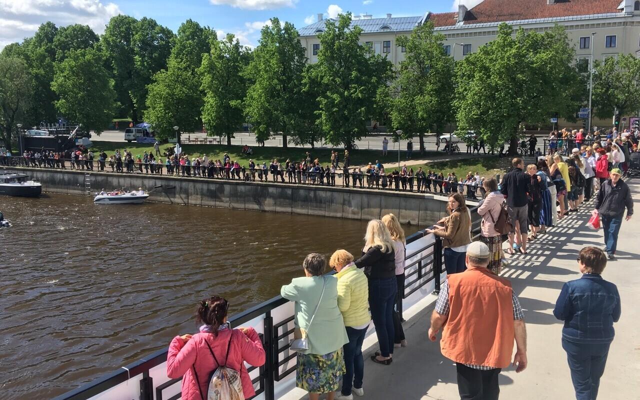 Inimkett tselluloositehase eriplaneeringu lõpetamise toetuseks.