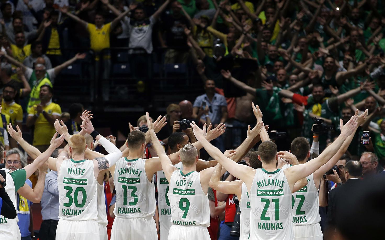 Kaunase Žalgirise mängijad ja fännid Euroliiga pronksimängu järel