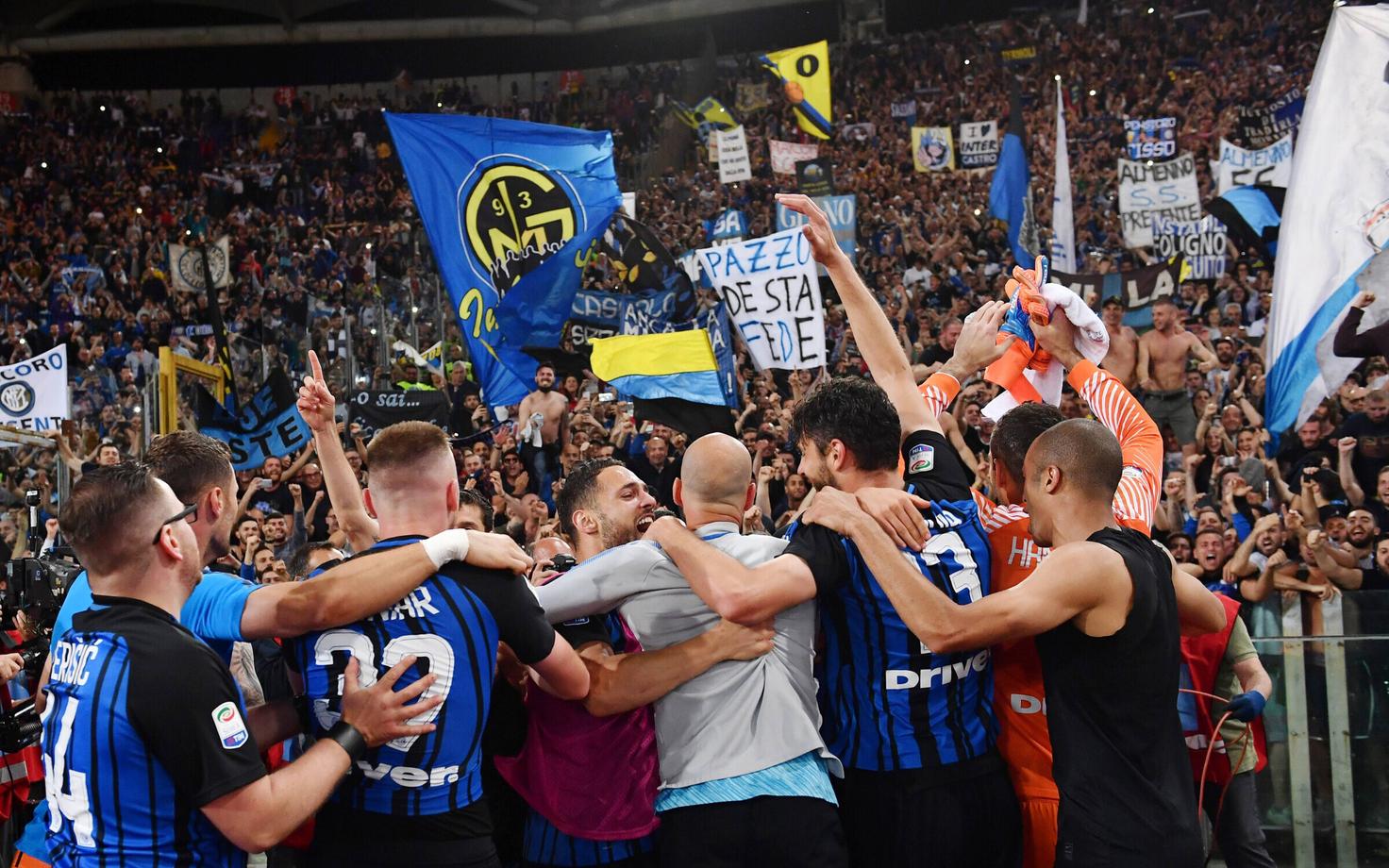 Milano Interi mängijad fännidega tähistamas.