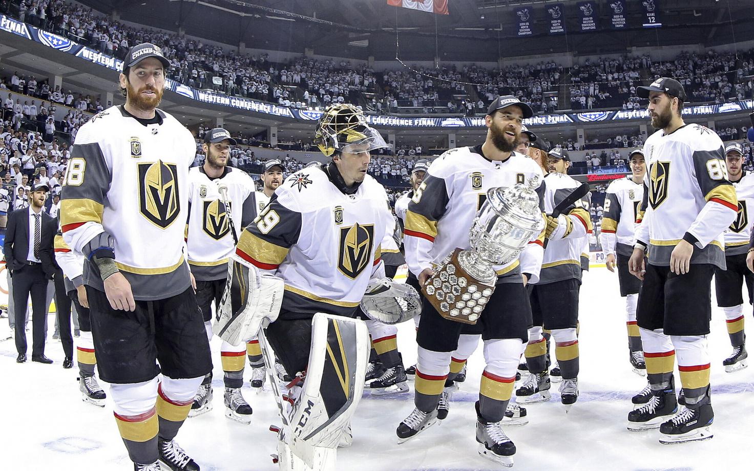 Vegas Golden Knights läänekonverentsi võidukarikaga.