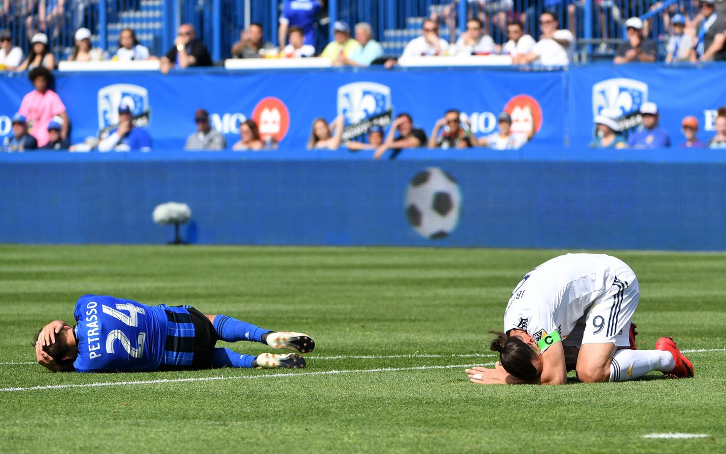 Michael Petrasso ja Zlatan Ibrahimovic langesid vahejuhtumi järel valugrimassides murule.