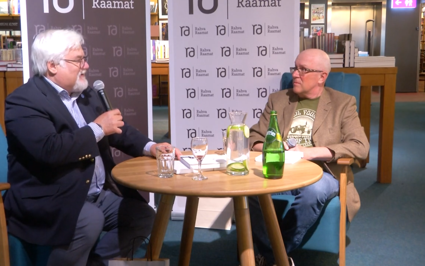 Ike Volkoviga vestles raamatuesitlusel Mart Juur.