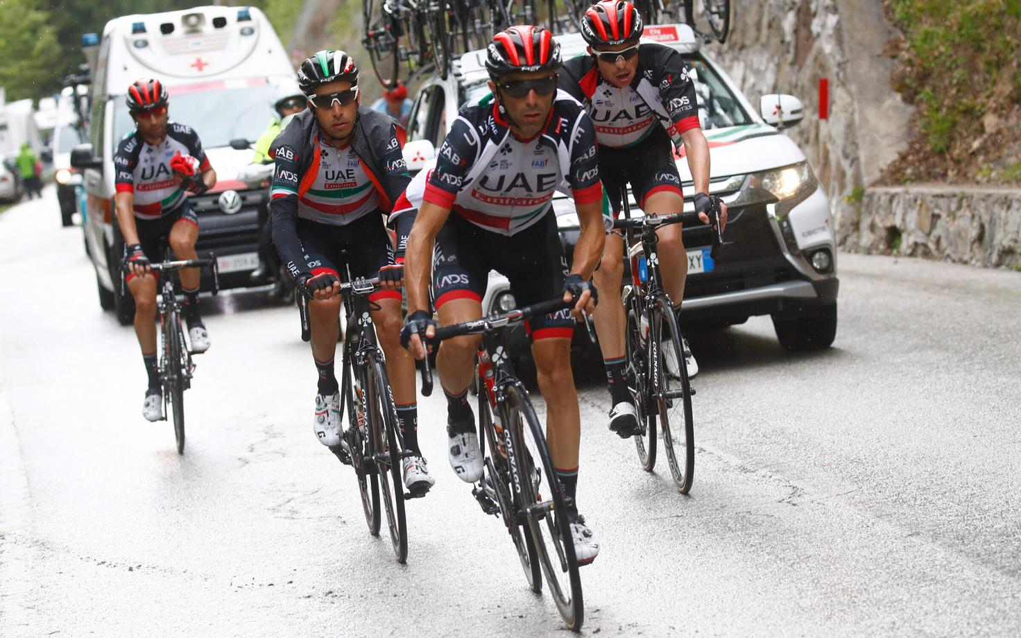 Fabio Aru (vasakult teine) sõitmas Itaalia velotuuri 15. etappi koos meeskonnakaaslastega