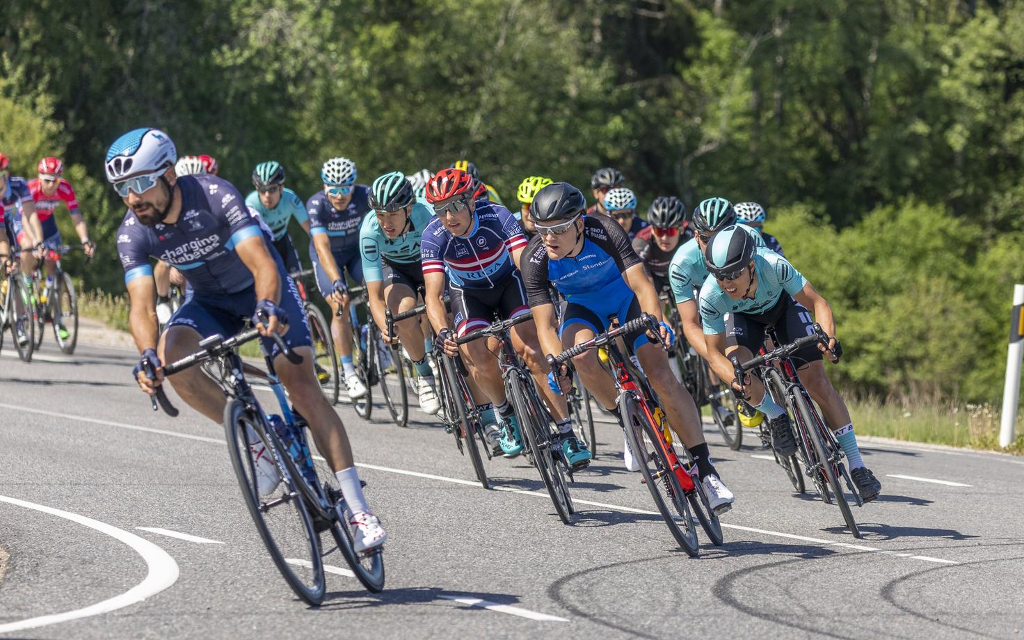 Tour of Estonia I etapp, Karl-Arnold Vendelin (sinises), paremal Aksel Nõmmela (helesinises paremal)