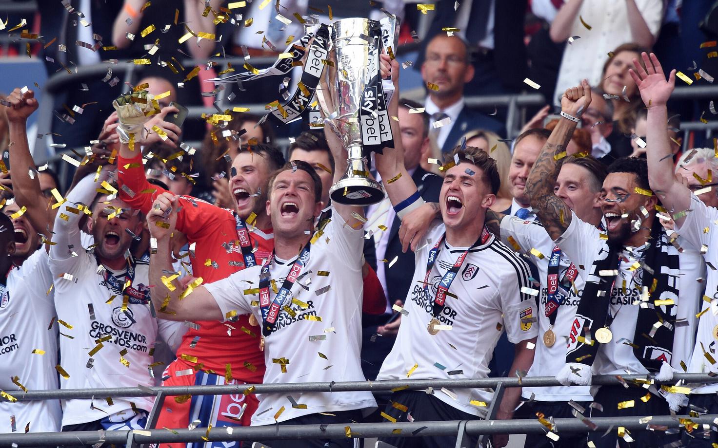Fulham kõrgliigasse pääsemist tähistamas.