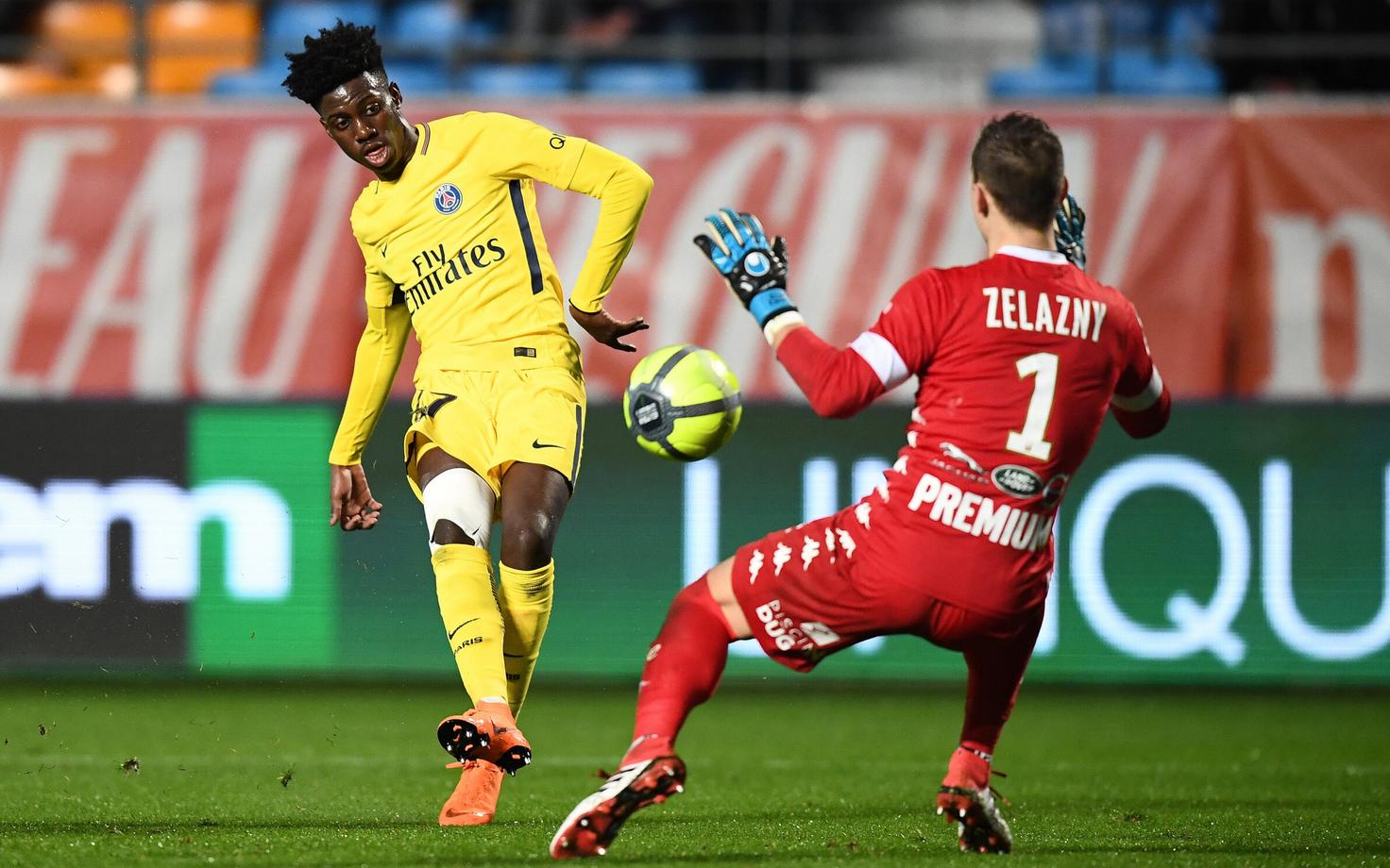 Timothy Weah (kollases) PSG-d esindamas.