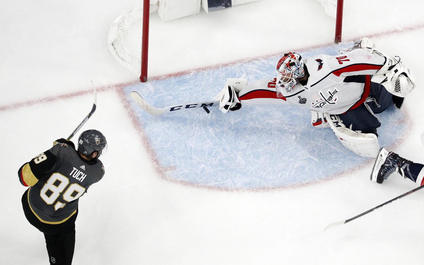 Braden Holtby tõrje Golden Knightsi vastu.