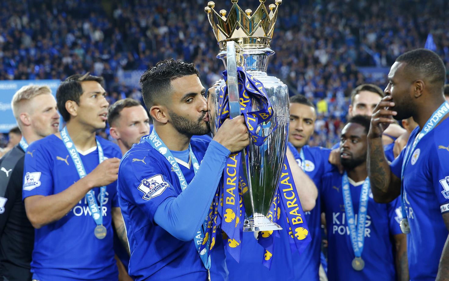Riyad Mahrez Inglise kõrgliiga trofeega.