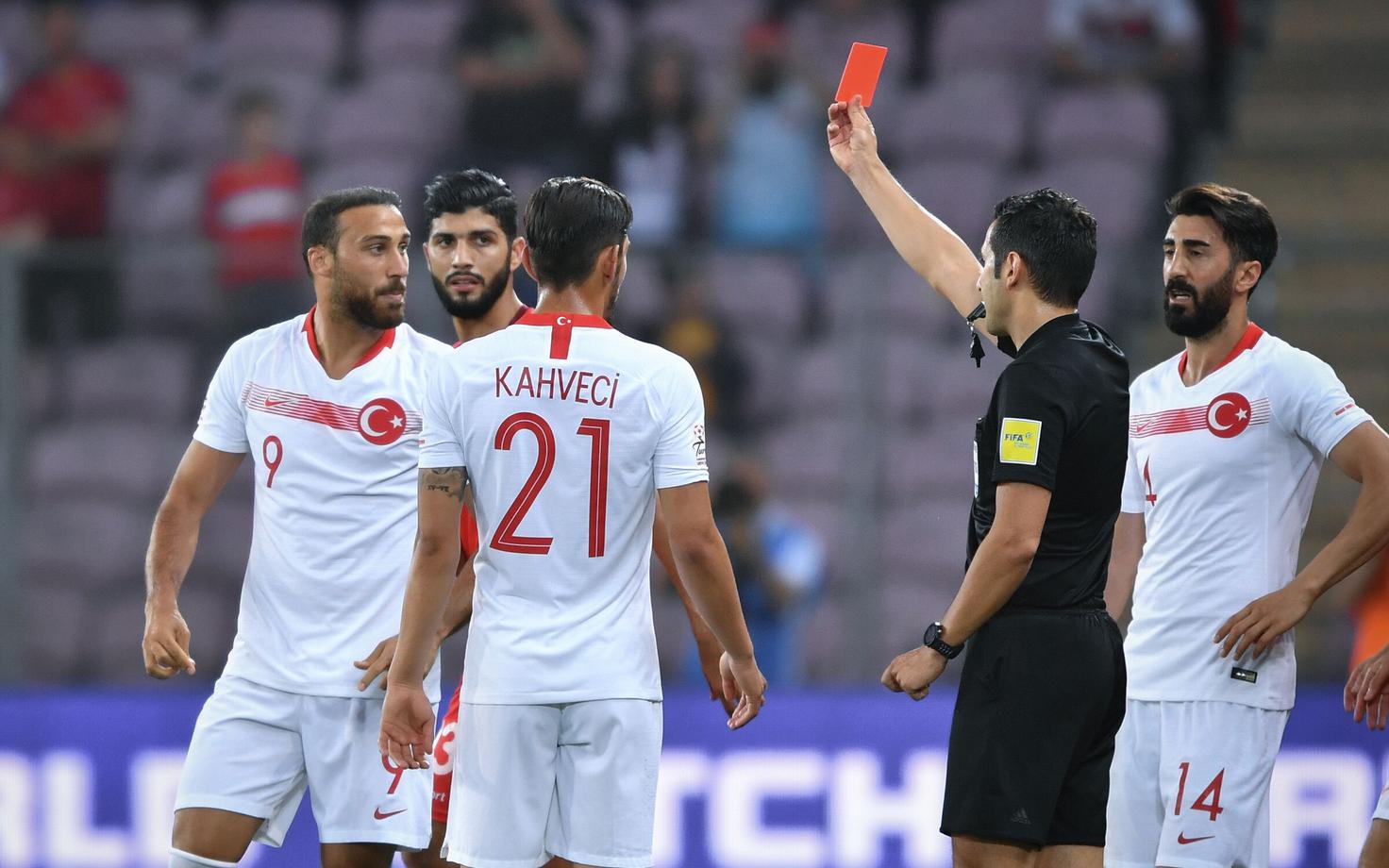 Cenk Tosun punast kaarti saamas.