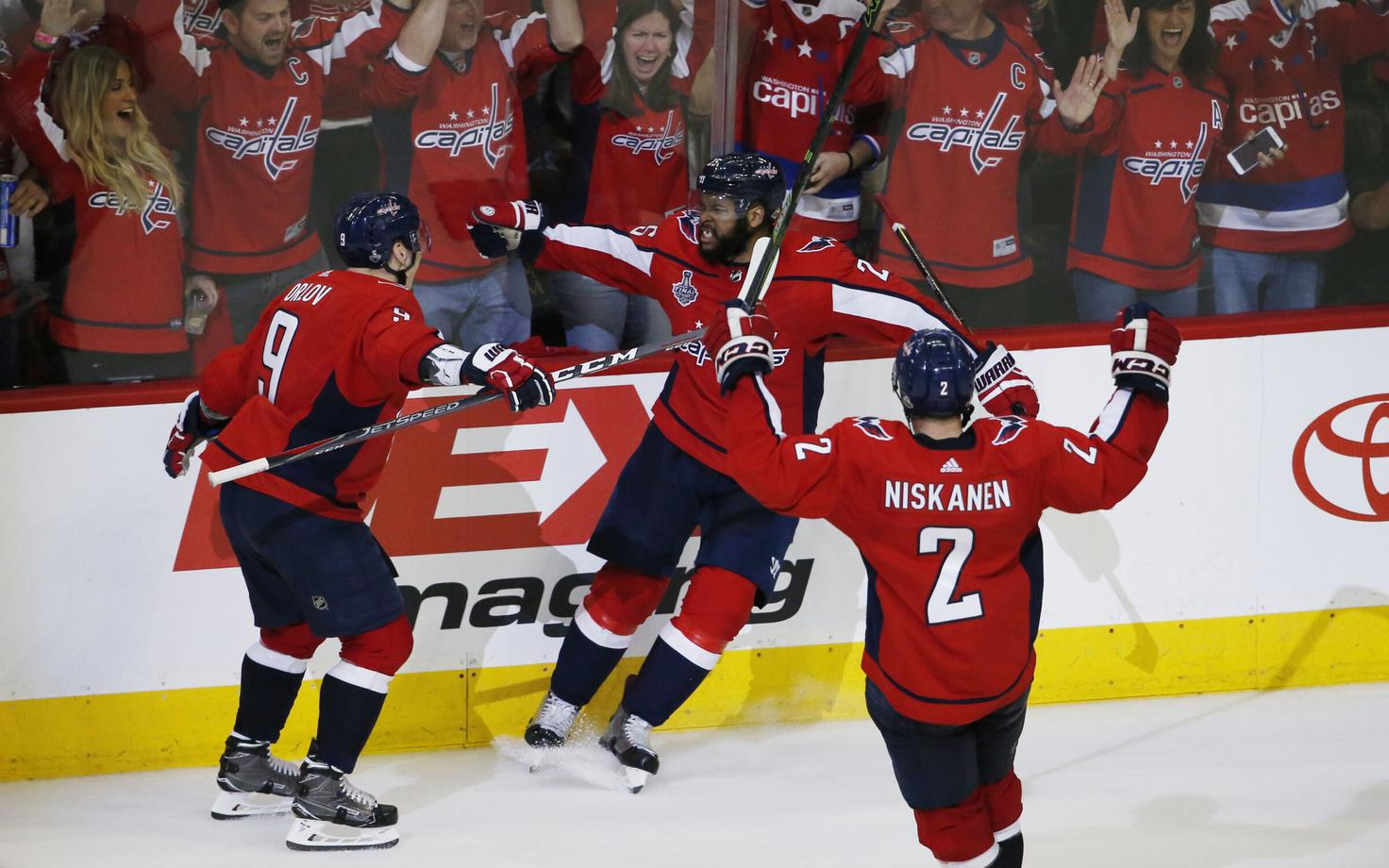 Washington Capitals väravat tähistamas.