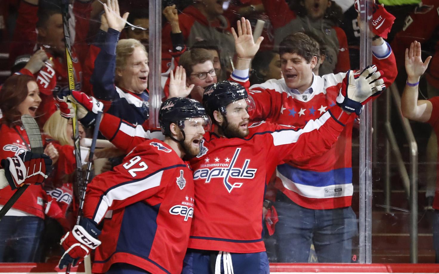 Washington Capitalsi teise värava visanud Tom Wilson (paremal) ja lõpuks neli resultatiivset söötu andnud Jevgeni Kuznetsov.