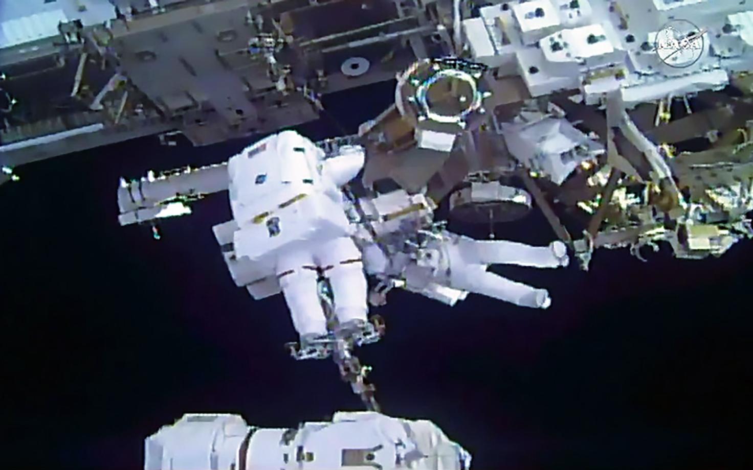 Astronaudid rahvusvahelise kosmosejaama (ISS) juures.