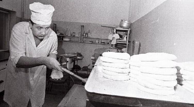 Tallinna esimene pizzabaar aastast 1986: kokk Vjatšeslav Repin küpsetamas.