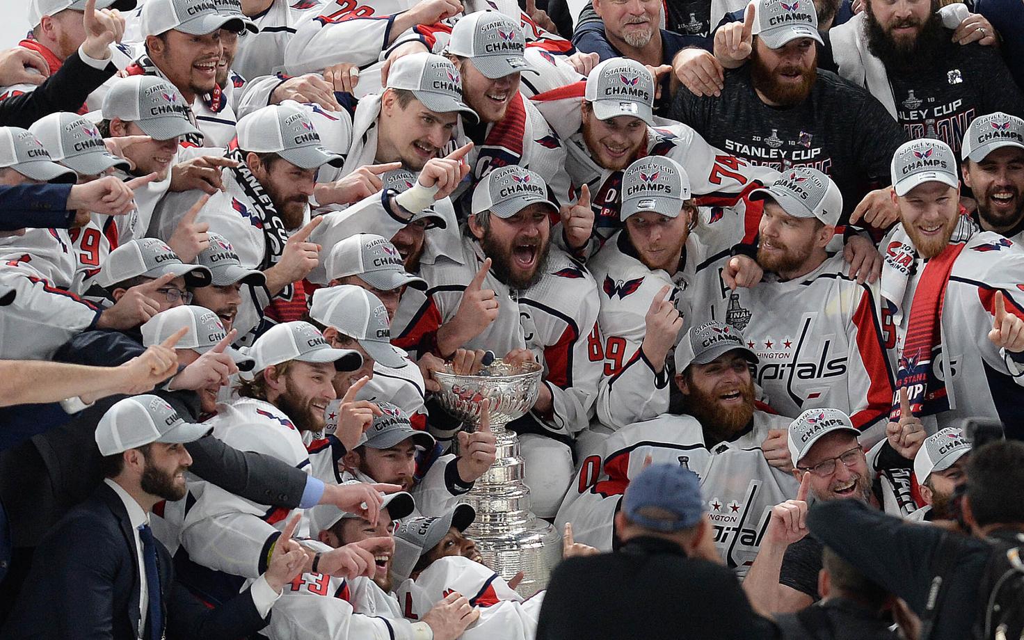 Washington Capitals võidukarikaga.